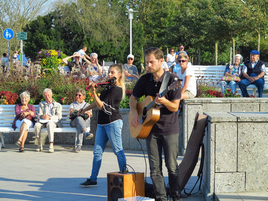 Fusion-Duet (Joanna Jusianiec und Daniel Wróbel aus Polen auf Youtube) - Straßenmusiker auf dem Vorplatz Seebrücke Kühlungsborn