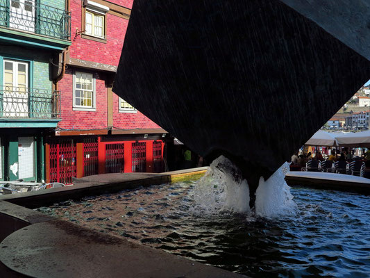 Praça da Ribeira mit Brunnen