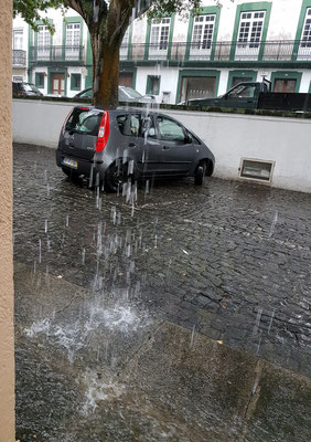 Regenguss vor der Kathedrale