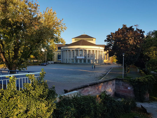 Blick von der Alten Brücke auf das Staatstheater Saarbrücken