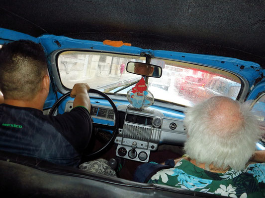 Mit einem Taxi (Pontiac von 1941) vom Malecón zum Hotel Florida, Preis 5 CUC