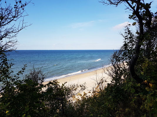 Sandstrand unterhalb der Steilküste, wo Almut bei den "Elefantensteinen" spielte