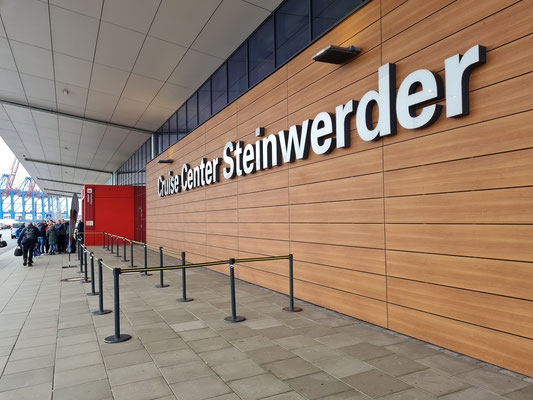 Hamburg Cruise Center Steinwerder, Abfahrt der AIDAsol zur Weltreise am 27.10.2023 um 20 Uhr