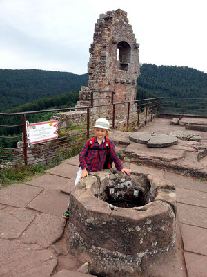 Fleckenstein, Mauerrest auf der Kernburg: das Hintere Haus (15. Jh.), im Vordergrund ein "Schatzbrunnen"