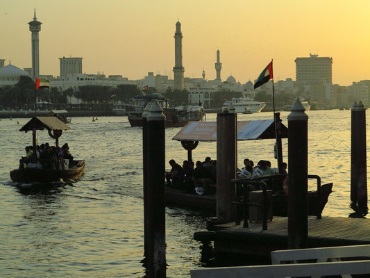 Sonnenuntergang am Deira Creek. Hier fahren die kleinen Holzboote (abras) zum jenseitigen Ufer