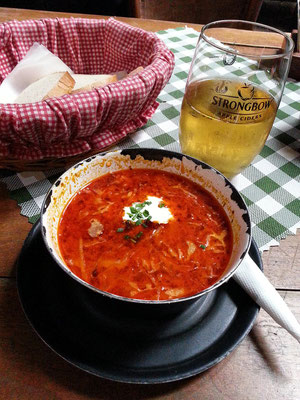 Rote-Beete-Suppe im 1. Slovak Pub, Obchodná 613/62