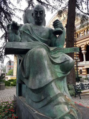 Bronzeplastik neben dem Opernhaus. Denkmal für den großen georgischen Komponisten, Direktor und Lehrer Zakaria Paliashvili (Bildhauer M. Berdzenishvili, Bronze, 1971)