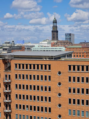 Elbphilharmonie, Blick von der Plaza zur Hauptkirche Sankt Michael
