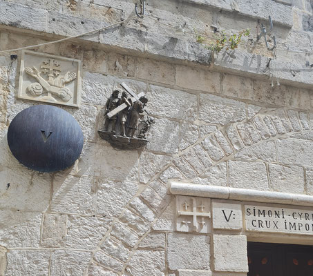 Via Dolorosa, Station 5, Simon von Kyrene hilft Jesus