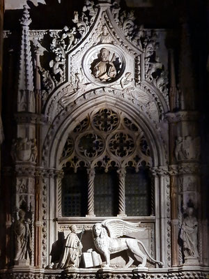 Porta della Carta, der Doge Francesco Foscari kniend vor dem Markuslöwen