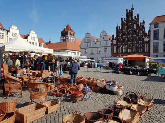 Auf dem Marktplatz wurde schon im 13. Jahrhundert Handel betrieben