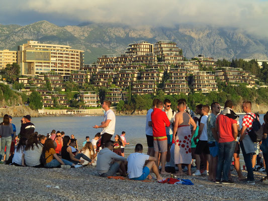 Treffen der Jugendlichen an der Budva Riviera