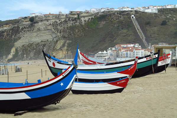 Strand von Nazaré, im Hintergrund der Ascencor – Verbindung Nazaré-Strand und Sítio