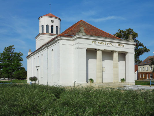 Schinkel-Kirche, 1802–1809 erbaut nach einem Plan von Karl Friedrich Schinkel im klassizistischen Stil