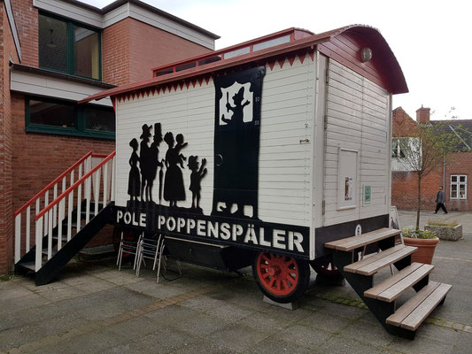 Poppenspälerwagen hinter der St.-Laurentius-Kirche (http://www.pole-poppenspaeler.de/poppenspaelerwagen/)