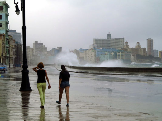 Am Malecón bei Regen und stürmischer See