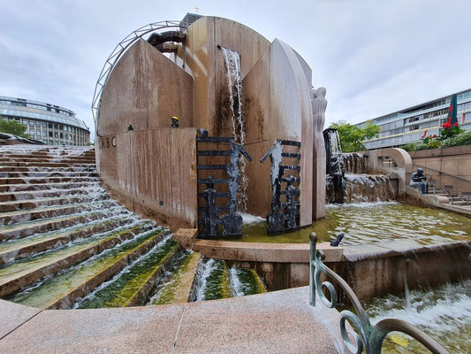 Weltkugelbrunnen (Schmettaubrunnen) von Joachim Schmettau, 1983