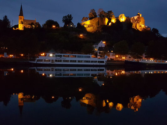 Saarburg bei Nacht, Blick von der Saar auf die Burganlage, links die evangelische Kirche