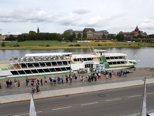 Salonschiff "August der Starke"  am Terrassenufer der Elbe, Blick zum Sächsischen Staatsministerium für Kultus und zur Sächsischen Staatskanzlei  (rechts)