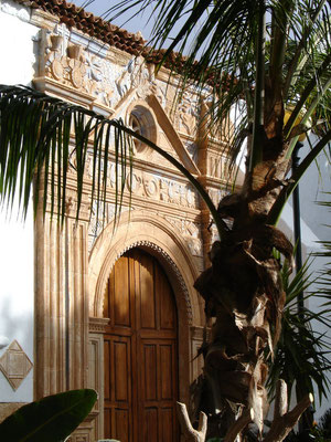 Pájara, Pfarrkirche Nuestra Señora de Regla (1687), Portal im Stil des mexikanischen Barock mit aztekischen Elementen (Sonnen, Schlangen, Panther, Vögel)