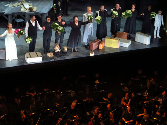 Applaus: (v.l.n.r.) Ingela Brimberg (Elsa), Eric Cutler (Lohengrin), Alain Altinoglu (Dirigent), Olivier Py (Regisseur), Elena Pankratova (Ortrud),  Gabor Bretz (Heinrich der Vogler)