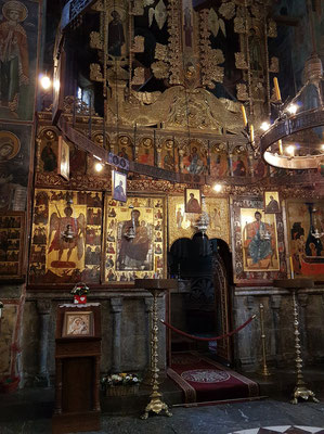 Prächtig geschnitzte Ikonostase mit Ikonen in der Klosterkirche Morača, entstanden zwischen 1600 und 1617