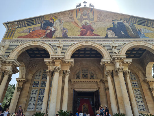 Gethsemane-Kirche, Frontansicht mit dem großen Mosaik