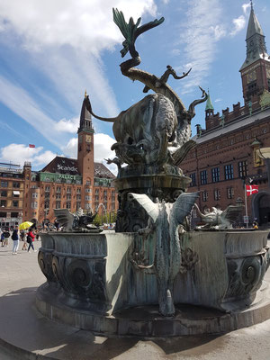  Drachen-Springbrunnen (Dragespringvande) am Rathausplatz