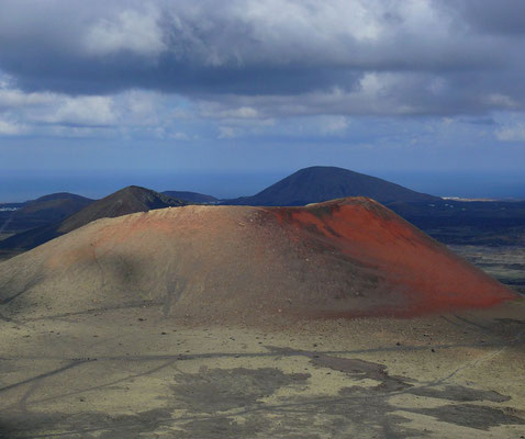 Blick von der Montaña Negra nach N auf die Caldera Colorada, westlich von Masdache