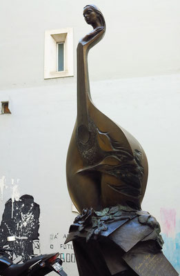 Altstadt von Coimbra, Skulptur einer portugiesischen Gitarre an der Porta de Barbacã