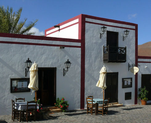 La Vega de Río de las Palmas, Kirchplatz mit Restaurant