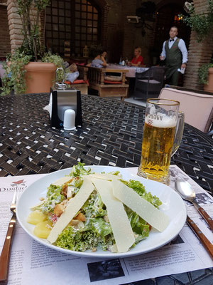 "Salad of Georgian House", mit Hähnchen und Ananas, dazu ein georgisches Bier