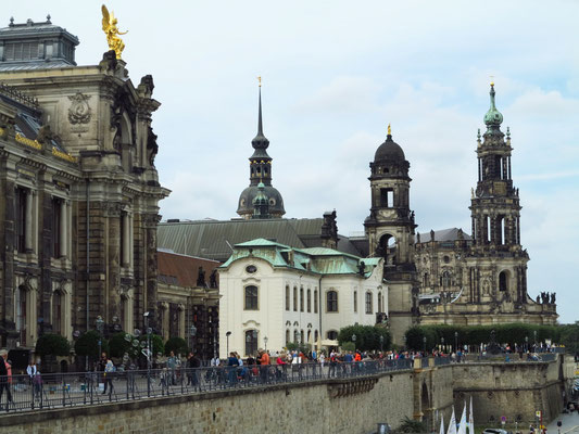 Blick auf die Brühlsche Terrasse. V. l. n. r.: Hochschule für Bildende Künste, Sekundogenitur, Ständehaus (mit vergoldeter Figur der Saxonia von Johannes Schilling) und Hofkirche