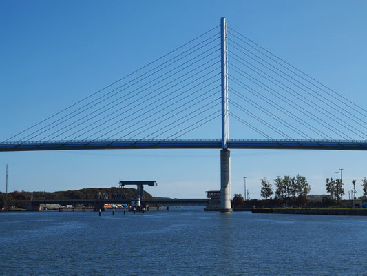 Rügenbrücke (größte Schrägseilbrücke in Deutschland) und Rügendamm mit Ziegelgrabenbrücke (L 296 und Eisenbahnlinie)