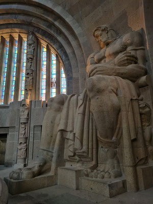 In der Ruhmeshalle vier 10 Meter hohe Sitzstatuen. Sie stellen Personifikationen der Tugenden des deutschen Volkes (Tapferkeit, Glaubensstärke, Volkskraft, Opferbereitschaft) in den Befreiungskriegen dar.