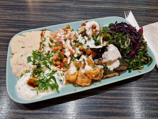 Mittagessen in der Wandelhalle des Hauptbahnhofs Hamburg - Saha (Syrische Küche)