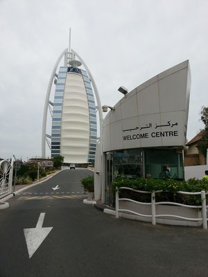 Vor dem Welcome Centre des Burj Al Arab