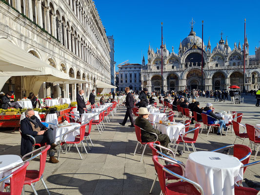 Caffè Quadri auf dem Markusplatz mit Blick auf den Markusdom