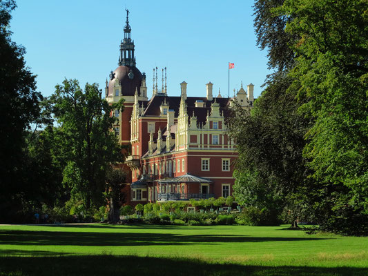 Neues Schloss Muskau, Blick vom Park auf den südlichen Teil des Gebäudes mit dem südwestlichen Aussichtsturm