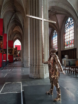 Liebfrauenkathedrale. Jan Fabre, Der Mann, der das Kreuz trägt, 2015