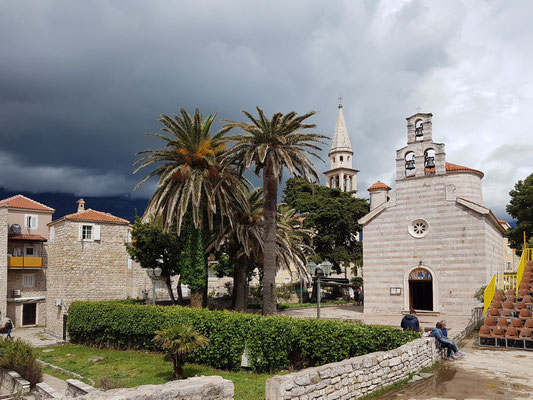 Altstadt von Budva, mit der orthodoxen Dreifaltigkeitskirche, dahinter der Kirchturm von Sveti Ivan