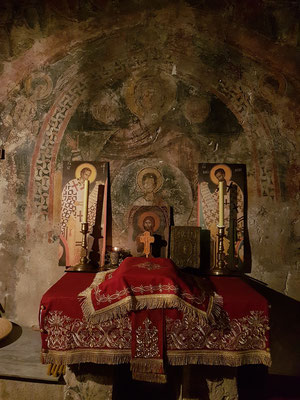 Blick hinter die Ikonostase in der älteren Kirche von Podmaine