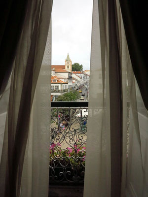 Blick aus dem Prunksaal des Rathauses von Angra do Heroísmo auf die zentrale Praça Velha