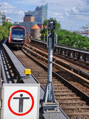 Blick vom Hochbahngelände St. Pauli-Landungsbrücken nach Osten zum Baumwall und zur Elbphilharmonie