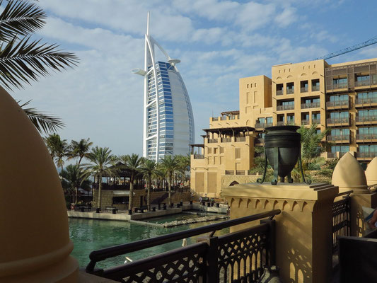 Madinat Jumeirah, Blick vom Hotel Jumeirah Mina A'Salam zum Burj Al Arab