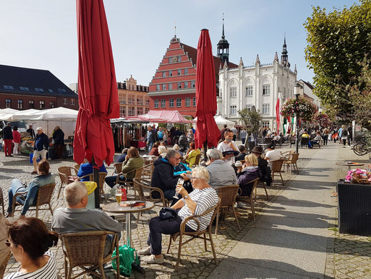 Marktplatz mit Blick auf das rote Rathaus