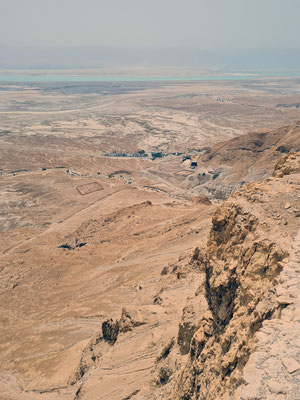 Blick von der Bergfestung Masada hinunter in die Wüste Negev, am Horizont das Tote Meer