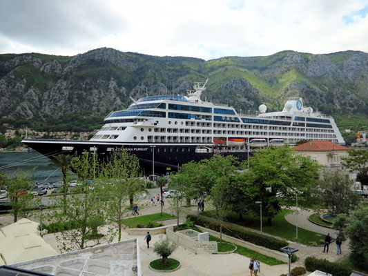 Kreuzfahrtschiff "Azamara Pursuit" an der Kaimauer von Kotor