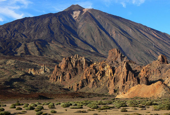 Caldera de las Cañadas bei Sonnenuntergang. Blick von der Ucanca-Ebene auf die Felsgruppe Los Roques und auf den Pico de Teide, im Vordergrund Teide-Ginster