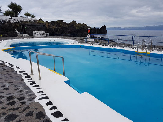 Schwimmbecken westlich von São Roque do Pico, gegenüber dem Restaurant O Rochedo